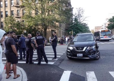 BrooKLYN, New York - 14 Ekim 2021: New York Polis Departmanı Brooklyn 'de bir olay yerinde faaliyet gösterdi. 1845 yılında kurulan New York Polis Departmanı, ABD 'nin en büyük polis teşkilatıdır. 