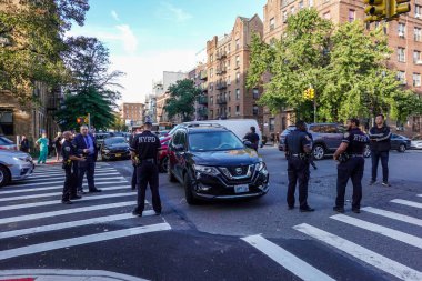 BrooKLYN, New York - 14 Ekim 2021: New York Polis Departmanı Brooklyn 'de bir olay yerinde faaliyet gösterdi. 1845 yılında kurulan New York Polis Departmanı, ABD 'nin en büyük polis teşkilatıdır. 