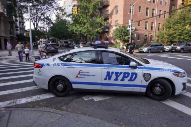 BrooKLYN, New York - 14 Ekim 2021: New York Polis Departmanı Brooklyn 'de bir olay yerinde faaliyet gösterdi. 1845 yılında kurulan New York Polis Departmanı, ABD 'nin en büyük polis teşkilatıdır. 