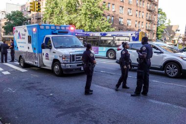 BrooKLYN, New York - 14 Ekim 2021: New York Polis Departmanı Brooklyn 'de bir olay yerinde faaliyet gösterdi. 1845 yılında kurulan New York Polis Departmanı, ABD 'nin en büyük polis teşkilatıdır. 