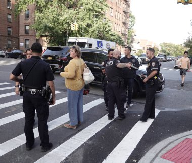 BrooKLYN, New York - 14 Ekim 2021: New York Polis Departmanı Brooklyn 'de bir olay yerinde faaliyet gösterdi. 1845 yılında kurulan New York Polis Departmanı, ABD 'nin en büyük polis teşkilatıdır. 