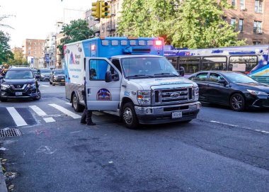 BrooKLYN, New York - 14 Ekim 2021: New York Polis Departmanı Brooklyn 'de bir olay yerinde faaliyet gösterdi. 1845 yılında kurulan New York Polis Departmanı, ABD 'nin en büyük polis teşkilatıdır. 