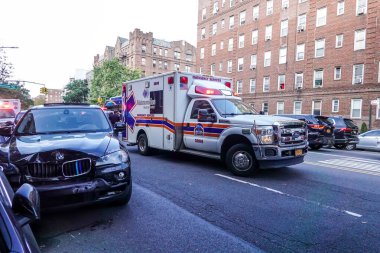 BrooKLYN, New York - 14 Ekim 2021: New York Polis Departmanı Brooklyn 'de bir olay yerinde faaliyet gösterdi. 1845 yılında kurulan New York Polis Departmanı, ABD 'nin en büyük polis teşkilatıdır. 