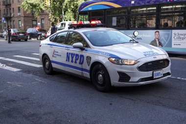 BrooKLYN, New York - 14 Ekim 2021: New York Polis Departmanı Brooklyn 'de bir olay yerinde faaliyet gösterdi. 1845 yılında kurulan New York Polis Departmanı, ABD 'nin en büyük polis teşkilatıdır. 