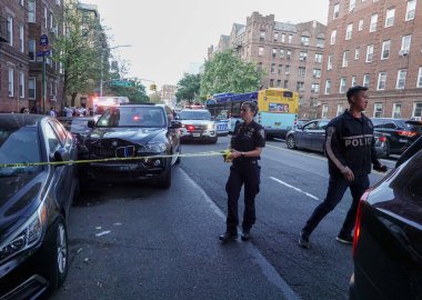 BrooKLYN, New York - 14 Ekim 2021: New York Polis Departmanı Brooklyn 'de bir olay yerinde faaliyet gösterdi. 1845 yılında kurulan New York Polis Departmanı, ABD 'nin en büyük polis teşkilatıdır. 