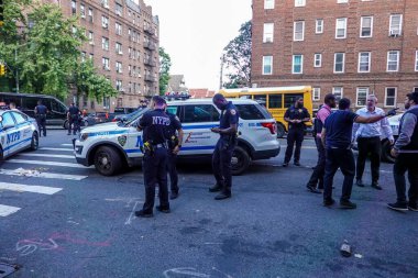 BrooKLYN, New York - 14 Ekim 2021: New York Polis Departmanı Brooklyn 'de bir olay yerinde faaliyet gösterdi. 1845 yılında kurulan New York Polis Departmanı, ABD 'nin en büyük polis teşkilatıdır. 