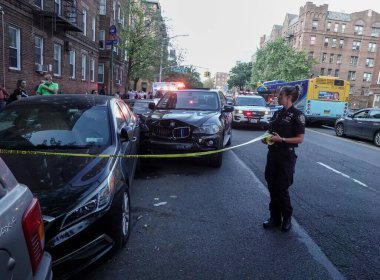 BrooKLYN, New York - 14 Ekim 2021: New York Polis Departmanı Brooklyn 'de bir olay yerinde faaliyet gösterdi. 1845 yılında kurulan New York Polis Departmanı, ABD 'nin en büyük polis teşkilatıdır. 
