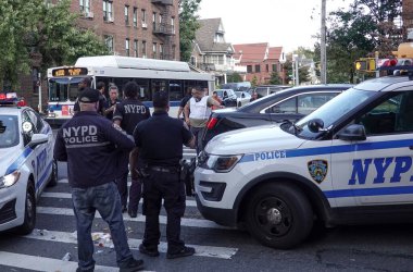 BrooKLYN, New York - 14 Ekim 2021: New York Polis Departmanı Brooklyn 'de bir olay yerinde faaliyet gösterdi. 1845 yılında kurulan New York Polis Departmanı, ABD 'nin en büyük polis teşkilatıdır. 