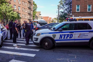 BrooKLYN, New York - 14 Ekim 2021: New York Polis Departmanı Brooklyn 'de bir olay yerinde faaliyet gösterdi. 1845 yılında kurulan New York Polis Departmanı, ABD 'nin en büyük polis teşkilatıdır. 