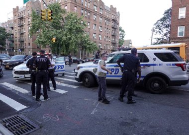 BrooKLYN, New York - 14 Ekim 2021: New York Polis Departmanı Brooklyn 'de bir olay yerinde faaliyet gösterdi. 1845 yılında kurulan New York Polis Departmanı, ABD 'nin en büyük polis teşkilatıdır. 