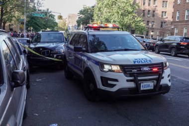 BrooKLYN, New York - 14 Ekim 2021: New York Polis Departmanı Brooklyn 'de bir olay yerinde faaliyet gösterdi. 1845 yılında kurulan New York Polis Departmanı, ABD 'nin en büyük polis teşkilatıdır. 