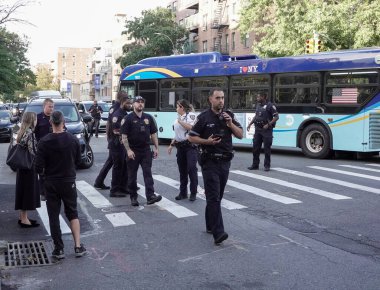 BrooKLYN, New York - 14 Ekim 2021: New York Polis Departmanı Brooklyn 'de bir olay yerinde faaliyet gösterdi. 1845 yılında kurulan New York Polis Departmanı, ABD 'nin en büyük polis teşkilatıdır. 
