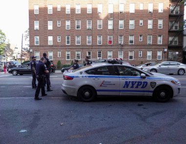 BrooKLYN, New York - 14 Ekim 2021: New York Polis Departmanı Brooklyn 'de bir olay yerinde faaliyet gösterdi. 1845 yılında kurulan New York Polis Departmanı, ABD 'nin en büyük polis teşkilatıdır. 