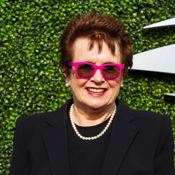 NEW YORK - 27 AĞUSTOS 2018 USTA Billie Jean King Ulusal Tenis Merkezi 'nde 2018 ABD Açık açılış gecesinden önce Grand Slam şampiyonu Billie Jean King kırmızı halıda