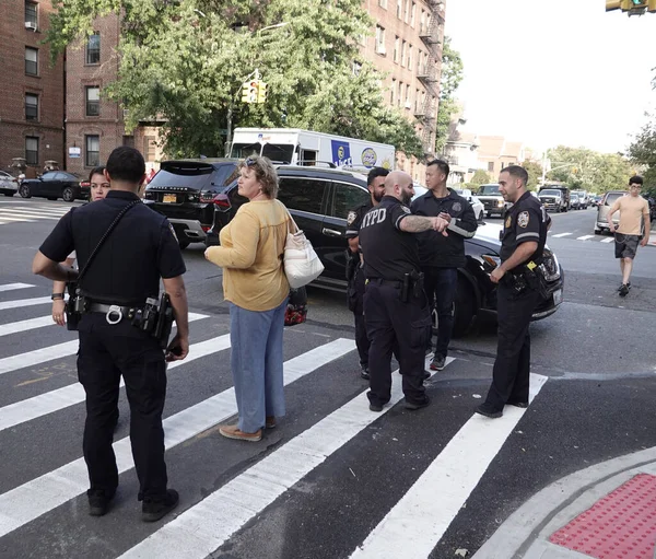 BrooKLYN, New York - 14 Ekim 2021: New York Polis Departmanı Brooklyn 'de bir olay yerinde faaliyet gösterdi. 1845 yılında kurulan New York Polis Departmanı, ABD 'nin en büyük polis teşkilatıdır. 