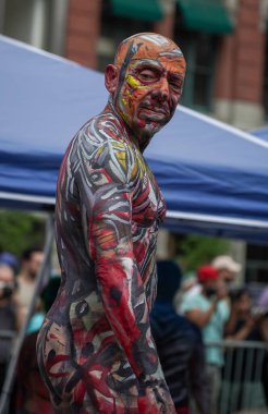 NEW YORK - 25 Temmuz 2021: New York Union Square, New York 'ta 8. New York Vücut Boyama Günü' nde sanatçılar tamamen çıplak modeller çiziyorlar.