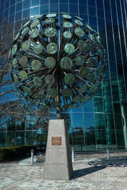 UNIONDALE, New York - 8 Kasım 2021: Dorothy Cooper ve Harold Caster tarafından Uniondale 'de Numismatic Sphere. 6 metre yüksekliğinde ve 7 ton ağırlığında bronz küre dünyanın dört bir yanından 182 madeni parayı temsil ediyor.