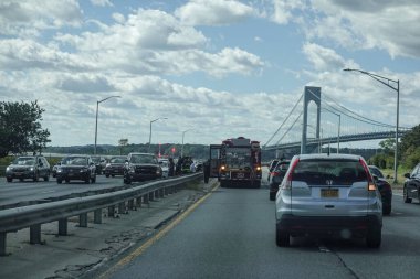 BrooKLYN, New York - 26 Eylül 2021: FDNY Motor Şirketi 253, Brooklyn, New York Belt Parkway 'de araba kazası. FDNY dünyadaki en büyük itfaiye ve acil yardım şirketidir. 