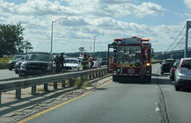 BrooKLYN, New York - 26 Eylül 2021: FDNY Motor Şirketi 253, Brooklyn, New York Belt Parkway 'de araba kazası. FDNY dünyadaki en büyük itfaiye ve acil yardım şirketidir. 