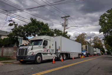 BrooKLYN, NEW YORK - 30 Eylül 2021: Bir yapım şirketi Brooklyn, New York 'ta çekimlere başlarken, film üretim kamyonları hattı National Drive. 