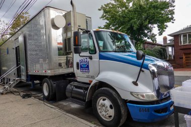 BrooKLYN, NEW YORK - 30 Eylül 2021: Bir yapım şirketi Brooklyn, New York 'ta çekimlere başlarken, film üretim kamyonları hattı National Drive. 