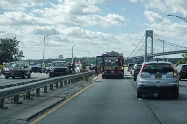 BrooKLYN, New York - 26 Eylül 2021: FDNY Motor Şirketi 253, Brooklyn, New York Belt Parkway 'de araba kazası. FDNY dünyadaki en büyük itfaiye ve acil yardım şirketidir. 