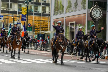 NEW YORK - 11 Kasım 2021: New York Emniyet Müdürlüğü Atlı Birim memurları Manhattan 'da Beşinci Cadde boyunca 102.