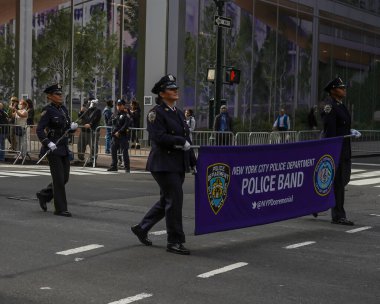 NEW YORK - 11 Kasım 2021: Manhattan 'daki Beşinci Cadde boyunca düzenlenen 102. Yıllık Gaziler Günü Geçit Töreni' nde New York Şehri Polis Teşkilatı üyeleri