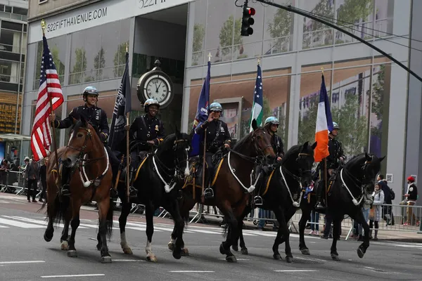 ニューヨーク 2021年11月11日 ニューヨーク市警察署がマンハッタンの5番街にある第102回退役軍人の日パレードを指揮 — ストック写真