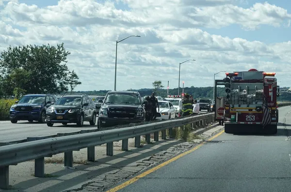 BrooKLYN, New York - 26 Eylül 2021: FDNY Motor Şirketi 253, Brooklyn, New York Belt Parkway 'de araba kazası. FDNY dünyadaki en büyük itfaiye ve acil yardım şirketidir. 