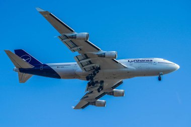 NEW YORK - 18 Kasım 2021: Lufthansa Boeing 747 New York 'taki JFK Uluslararası Havaalanı' na inmek için indi