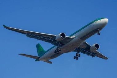 NEW YORK - 18 Kasım 2021: Aer Lingus Airbus A330-300 uçağı JFK Uluslararası Havalimanı 'na inmek üzere New York' a iniyor. Aer Lingus, İrlanda 'nın en büyük ikinci havayolu şirketidir.
