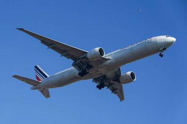 NEW YORK - 18 Kasım 2021: Air France Boeing 777 - 300ER New York JFK Uluslararası Havaalanına inmek için iniyor
