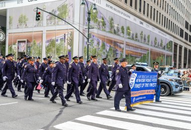 NEW YORK - 11 Kasım 2021: Amerikan Lejyonu New York Polis Teşkilatı 160 üyesi Manhattan 'daki Beşinci Cadde boyunca düzenlenen 102.