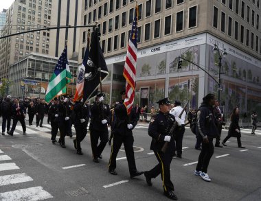 NEW YORK - 11 Kasım 2021: Amerikan Lejyonu New York Polis Teşkilatı 160 üyesi Manhattan 'daki Beşinci Cadde boyunca düzenlenen 102.