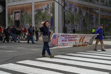 NEW YORK - 11 Kasım 2021: Ground Zero Gönüllüler 102. Yıllık Gaziler Günü Yürüyüşü 'nde Manhattan' da Beşinci Cadde boyunca yürüdü.