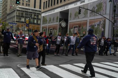 NEW YORK - 11 Kasım 2021: Ground Zero Gönüllüler 102. Yıllık Gaziler Günü Yürüyüşü 'nde Manhattan' da Beşinci Cadde boyunca yürüdü.