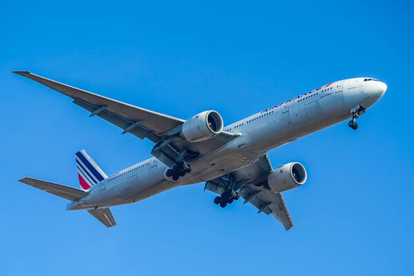 НЬЮ-ЙОРК - 18 ноября 2021 года: Air France Boeing 777 - 300ER приземляется в Международном аэропорту имени Джона Кеннеди в Нью-Йорке