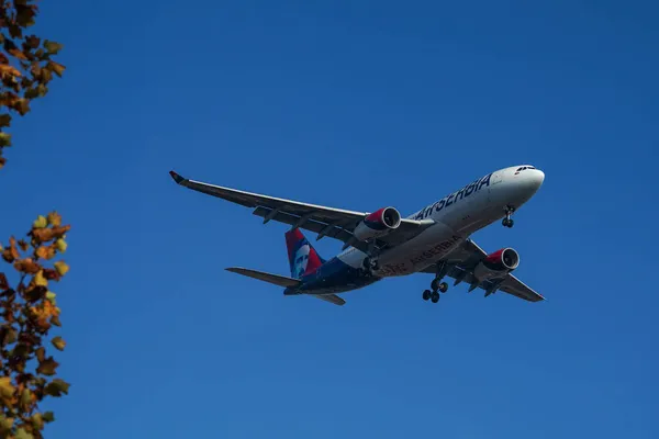 ニューヨーク 2021年11月18日 ニューヨークのJfk国際空港に着陸するために降下する航空セルビアエアバスA330 243 セルビア航空はセルビアの旗艦である 同社の本社はセルビアのベオグラードにあります — ストック写真