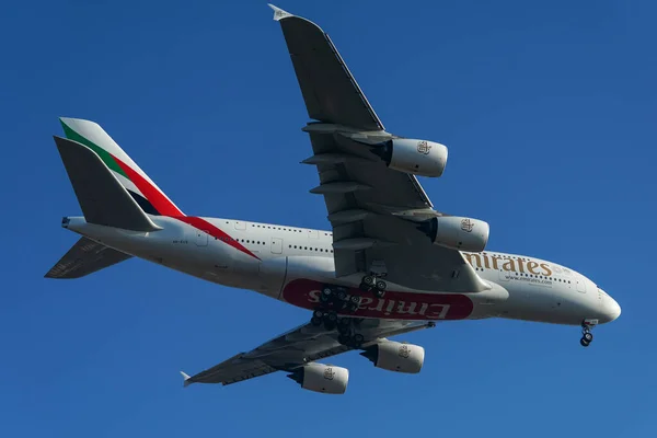 New York November 2021 Emirates Airlines Airbus A380 Descends Landing — Stock Photo, Image