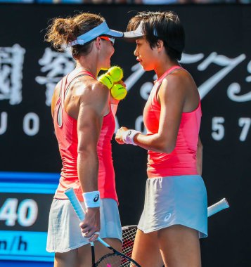 MELBOURNE, AUSTRALIA - 25 Ocak 2019: Avustralya Grand Slam şampiyonu Samantha Stosur ve 2019 Avustralya Açık Rod Laver Arena 'da oynanan final karşılaşmasında Çinli Zhang Shuai