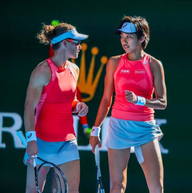 MELBOURNE, AUSTRALIA - 25 Ocak 2019: Avustralya Grand Slam şampiyonu Samantha Stosur ve 2019 Avustralya Açık Rod Laver Arena 'da oynanan final karşılaşmasında Çinli Zhang Shuai