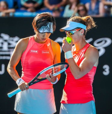 MELBOURNE, AUSTRALIA - 25 Ocak 2019: Avustralya Grand Slam şampiyonu Samantha Stosur ve 2019 Avustralya Açık Rod Laver Arena 'da oynanan final karşılaşmasında Çinli Zhang Shuai