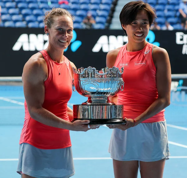 Melbourne Australia January 2019年 澳大利亚大满贯冠军萨曼莎 斯托苏尔 Samantha Stosur Australia 和中国的张帅在2019年澳大利亚公开赛决赛结束后在罗德 — 图库照片