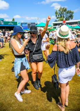 MELBOURNE, AUSTRALIA - 23 HAZİRAN 2016: Tenis taraftarları, Heineken Cumartesi günü Melbourne Park 'ta düzenlenen 2016 Avustralya Açık' ta Grand Slam Oval 'daki Heineken Beer Garden' da eğlendiler