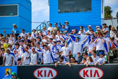 MELBOURNE, AUSTRALYA - 23 Ocak 2016: Melbourne Park 'taki Avustralya Tenis Merkezi' nde 2016 Avustralya Açık bayraklı İsrailli tenis taraftarları