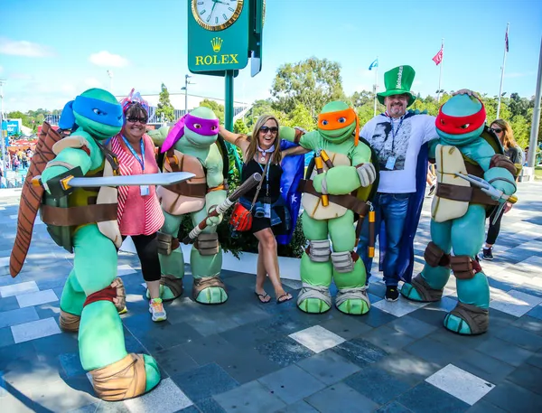 澳大利亚墨尔本 2016年1月23日 澳大利亚网迷在澳大利亚墨尔本公园网球中心举行的2016年澳大利亚网球公开赛上与少年变种忍者海龟合影 — 图库照片