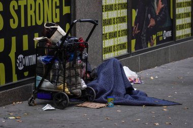 NEW YORK - 28 Kasım 2021: Manhattan 'ın merkezindeki Macy' nin dükkanının yanındaki evsiz adam