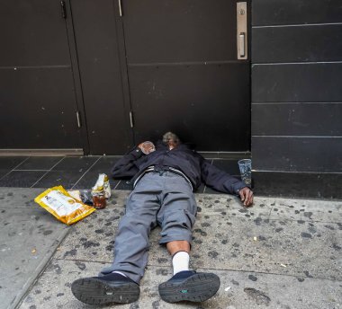 NEW YORK - 28 Kasım 2021: Manhattan 'ın merkezindeki Macy' nin dükkanının yanındaki evsiz adam