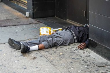 NEW YORK - 28 Kasım 2021: Manhattan 'ın merkezindeki Macy' nin dükkanının yanındaki evsiz adam